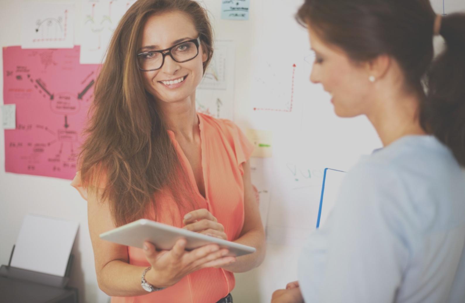 Session de formation en investissement avec graphiques financiers